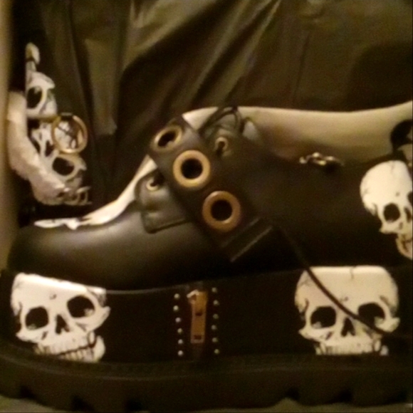 Shivering Chunky Platform Creeper Calf Boots – LAMODA US LAMODA Skull/Spikes Platforms
